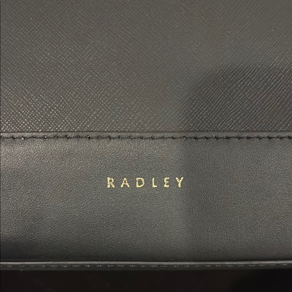 RADLEY LONDON Black Leather Shoulder Bag with Minimalist Design - Picture 4 of 11